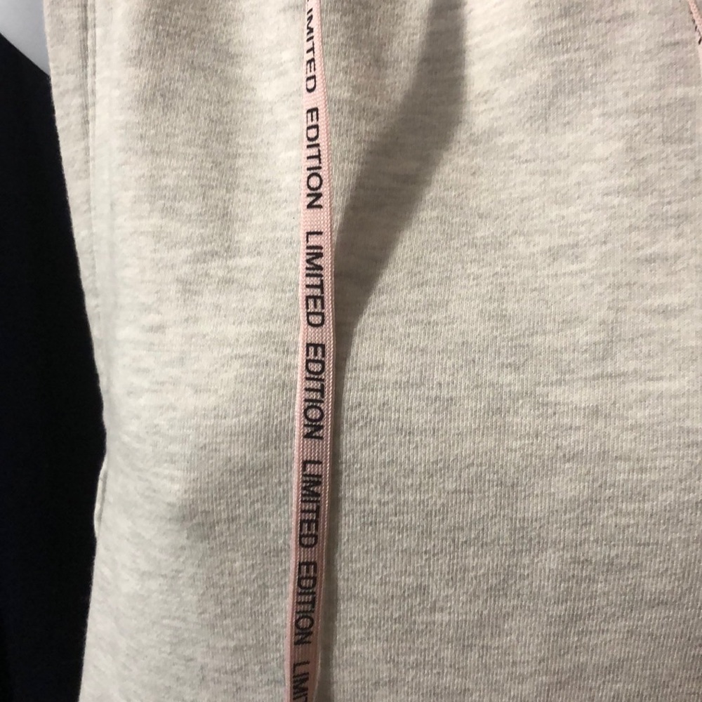 Forever 21 light gray sleeveless hoodie size small - Picture 2 of 5